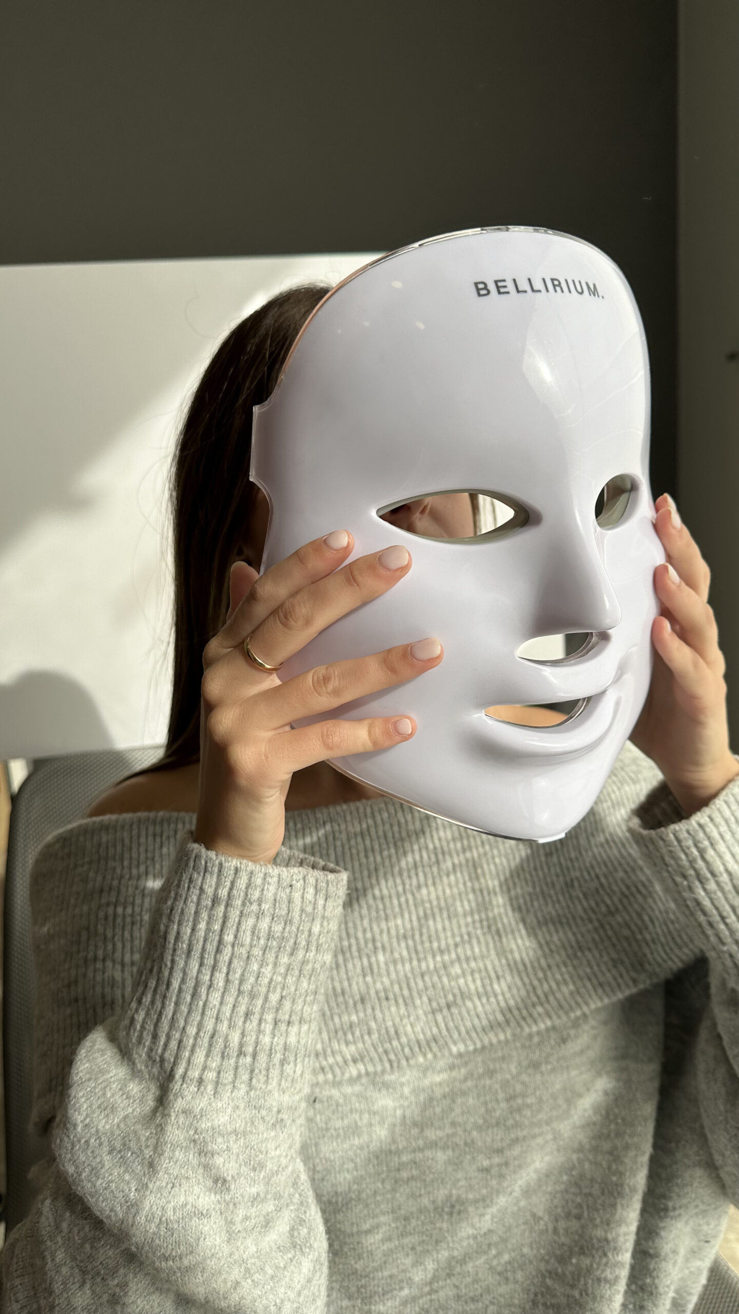 Rutina de cuidado facial con luz LED roja